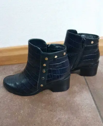Botines de cuero negro con textura y tachas - miniatura 5