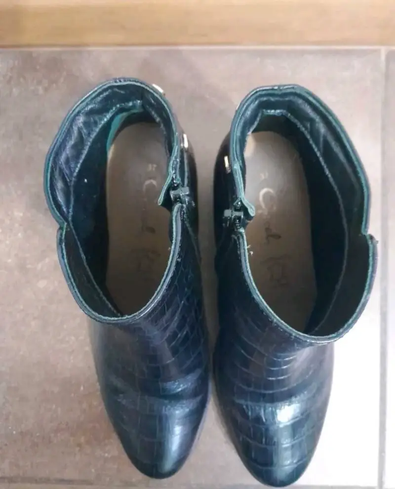 Botines de cuero negro con textura y tachas - 6