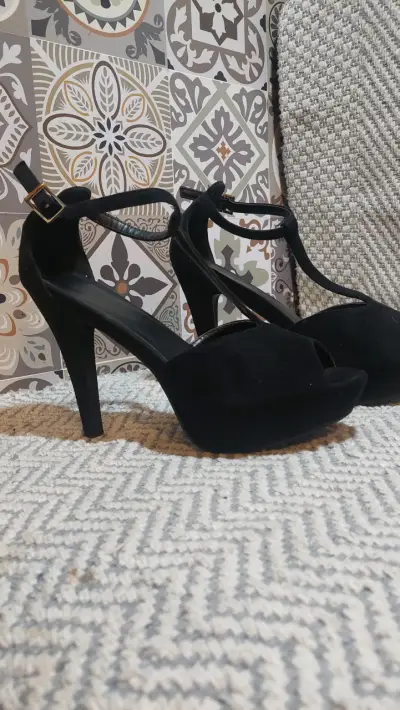 Tacones Negros de Gamuza con Hebilla - miniatura 1