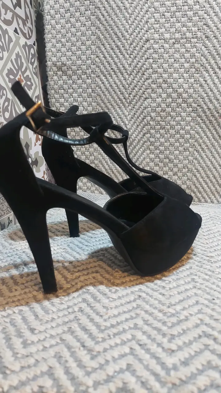 Tacones Negros de Gamuza con Hebilla - 2