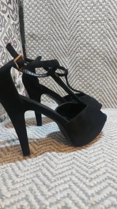 Tacones Negros de Gamuza con Hebilla - miniatura 2