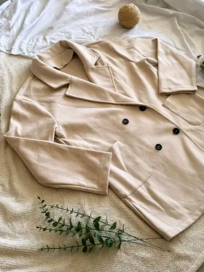 Abrigo Beige Doble Botonadura para Mujer - miniatura 2