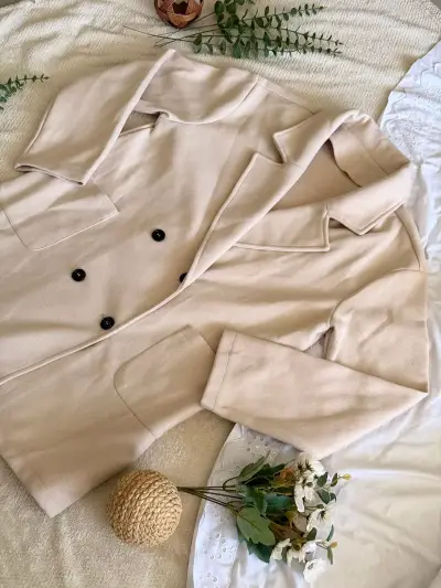 Abrigo Beige Doble Botonadura para Mujer - miniatura 3
