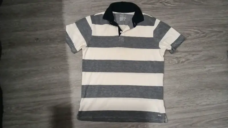 Polera Polo Rayada Gris y Blanca - 1