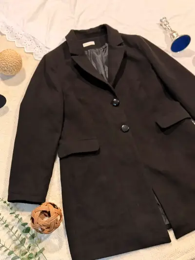 Abrigo negro elegante para mujer - miniatura 4