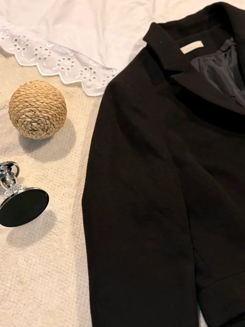Abrigo negro elegante para mujer - 5