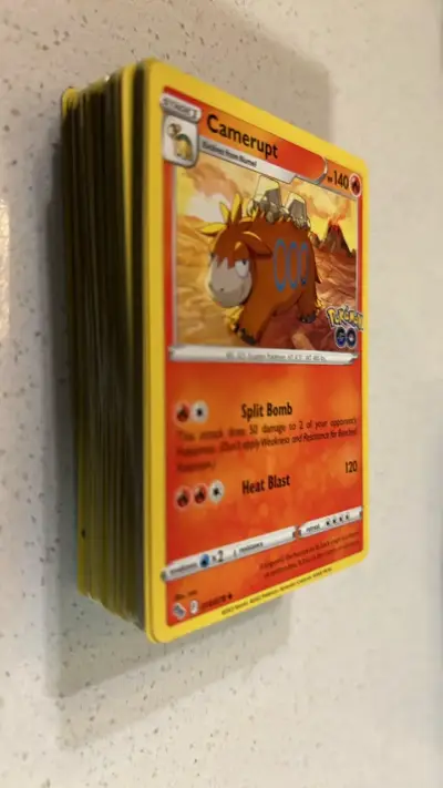 Lote cartas pokemon Go originales borde amarillo - miniatura 1