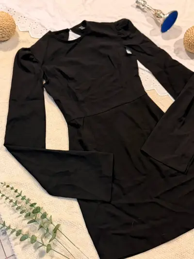 Vestido negro elegante manga larga - miniatura 2