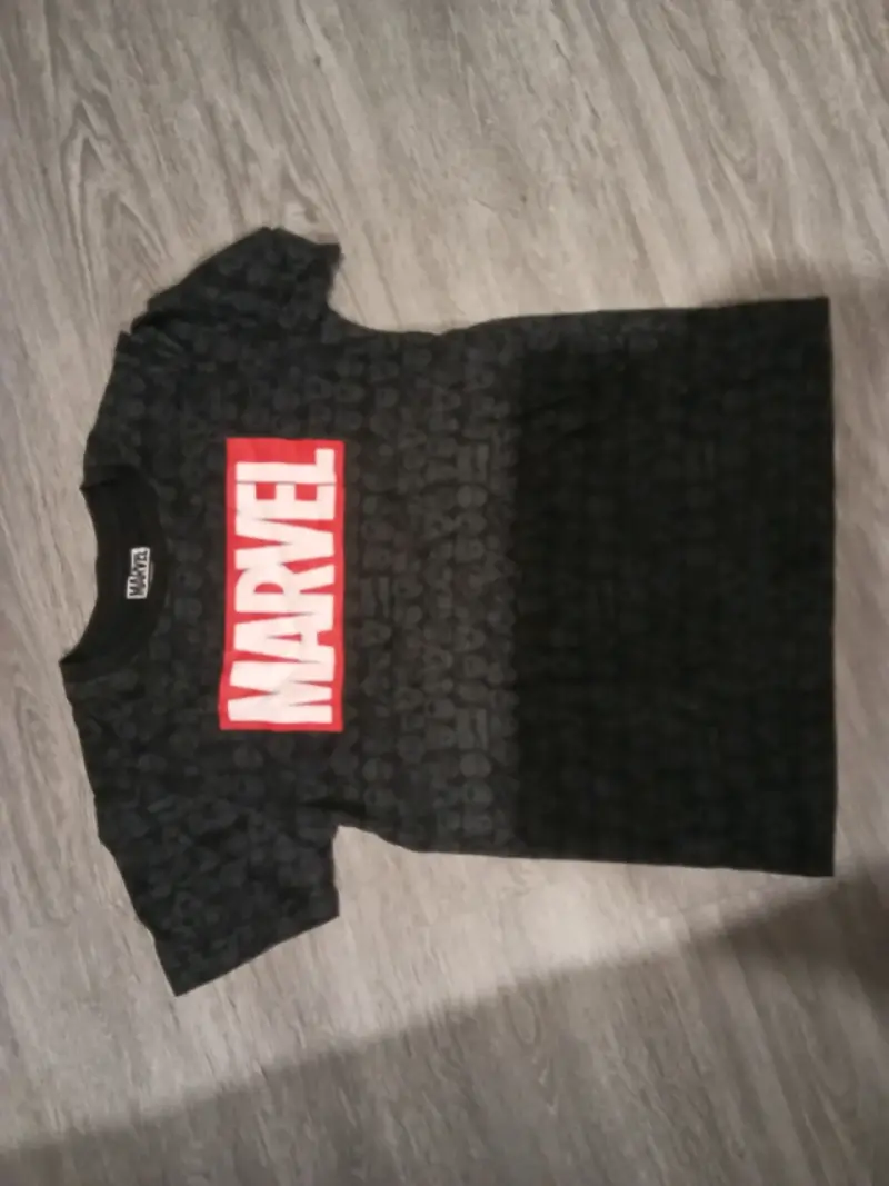 Polera Marvel negra con diseño de calaveras - 1