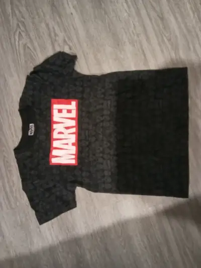 Polera Marvel negra con diseño de calaveras - miniatura 1