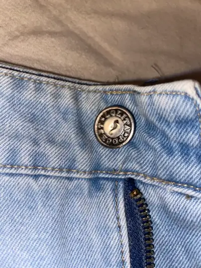 Jeans de mezclilla azul desgastados para mujer - miniatura 2