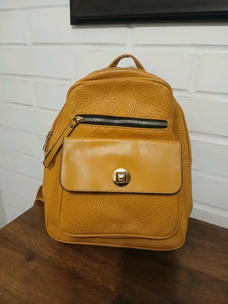 Mochila de cuero amarilla con bolsillo frontal