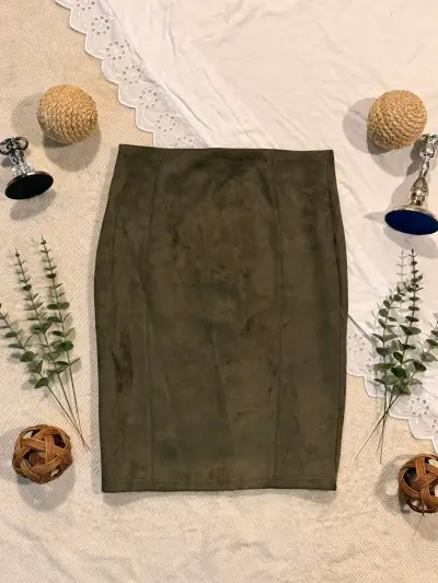 Falda lápiz verde oliva de gamuza - miniatura 1