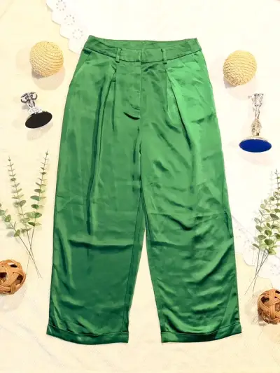 Pantalones verdes de satén para mujer - miniatura 1
