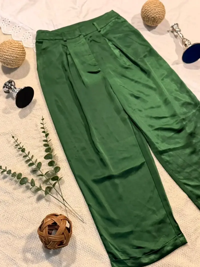Pantalones verdes de satén para mujer - 3