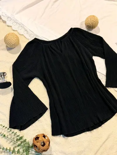 Blusa negra de manga larga acampanada - miniatura 1