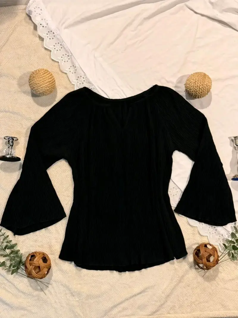 Blusa negra de manga larga acampanada - 2