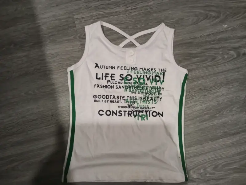 Polera sin mangas blanca con diseño gráfico - 1