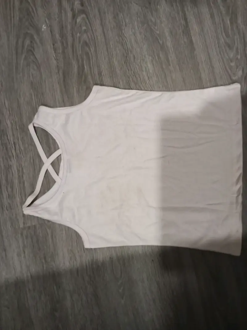 Polera sin mangas blanca con diseño gráfico - 2