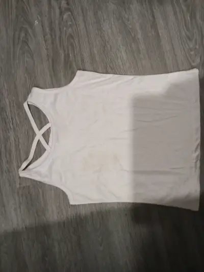Polera sin mangas blanca con diseño gráfico - miniatura 2