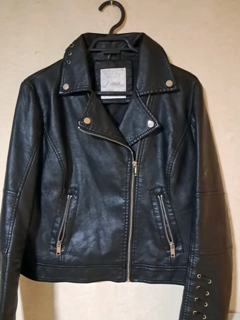 Chaqueta de cuero negra estilo biker para mujer - 1