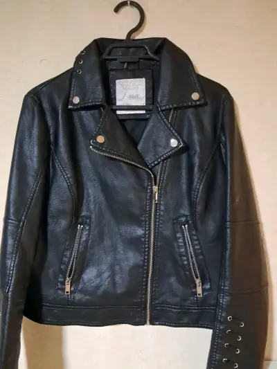 Chaqueta de cuero negra estilo biker para mujer - miniatura 1