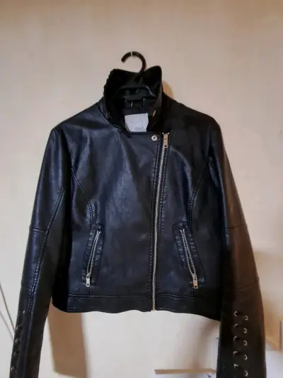 Chaqueta de cuero negra estilo biker para mujer - miniatura 2