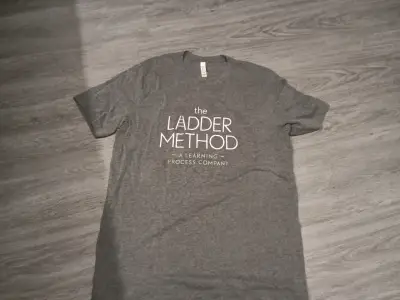 Polera gris con diseño The Ladder Method - miniatura 1