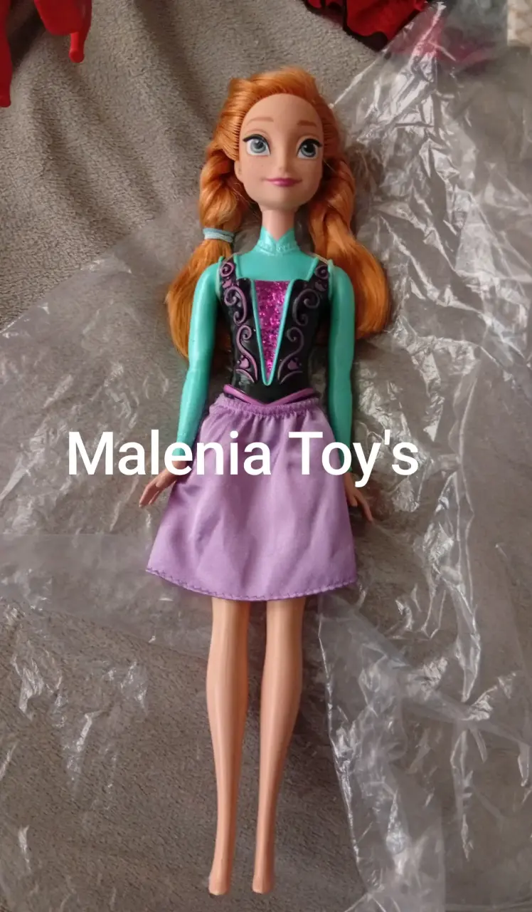 Muñeca de moda con vestido morado