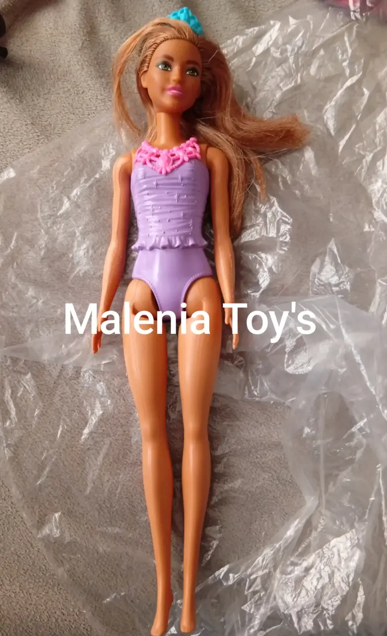 Muñeca articulada con traje de baño lila