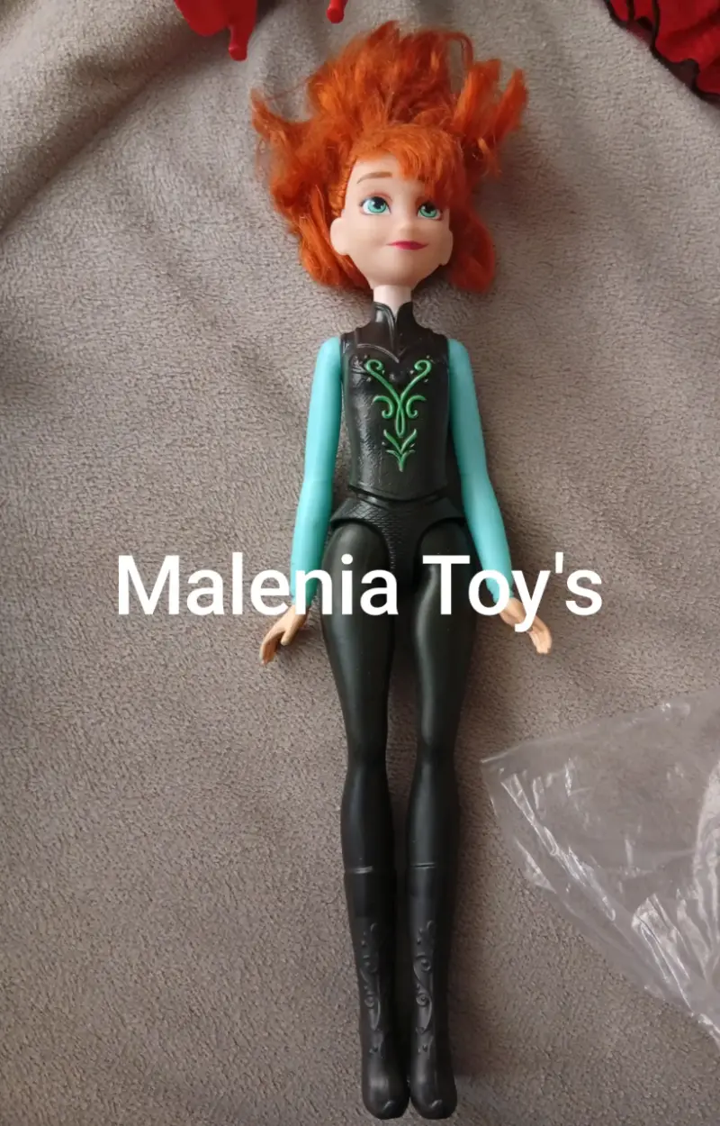 Muñeca pelirroja con traje negro y azul