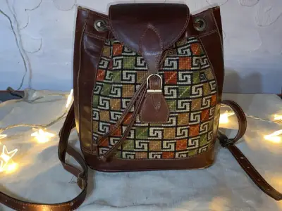 Mochila de cuero y tela con diseño étnico - miniatura 1