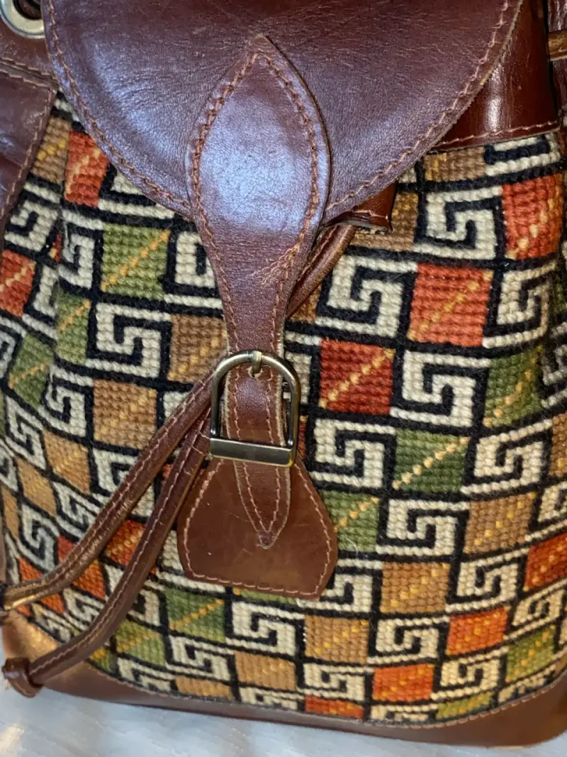 Mochila de cuero y tela con diseño étnico - 3