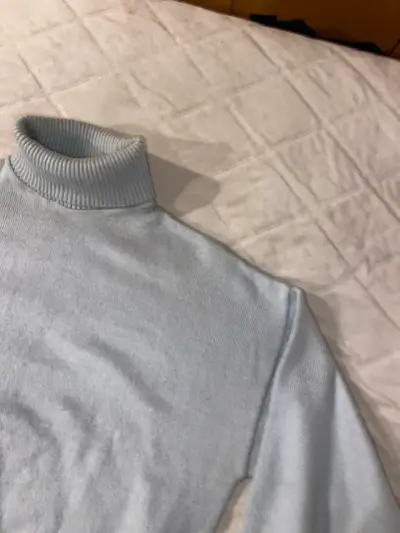 Suéter de cuello alto gris claro para mujer - miniatura 3