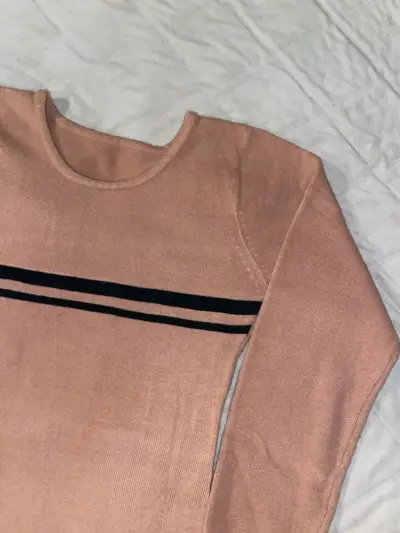 Suéter de mujer color rosa con rayas negras - miniatura 2