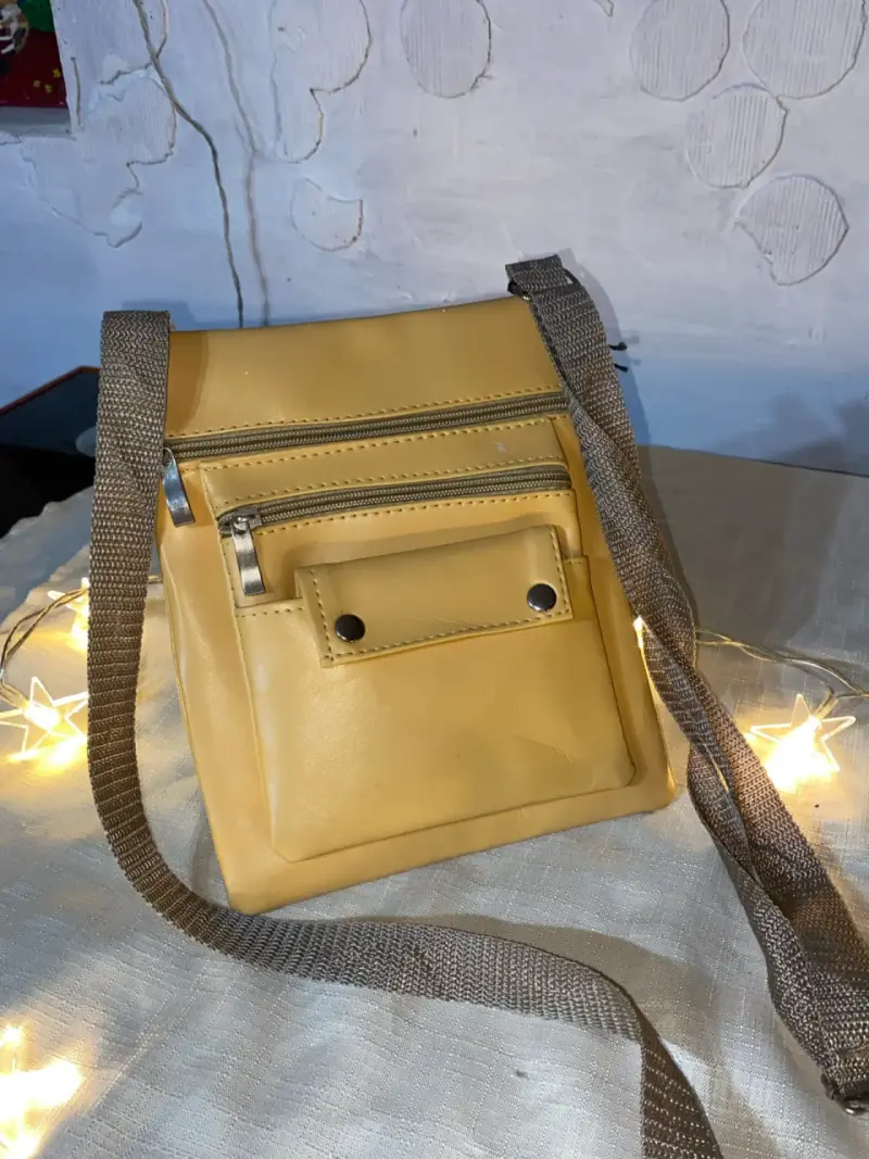 Bolso cruzado de cuero sintético beige