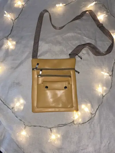 Bolso cruzado de cuero sintético beige - miniatura 2