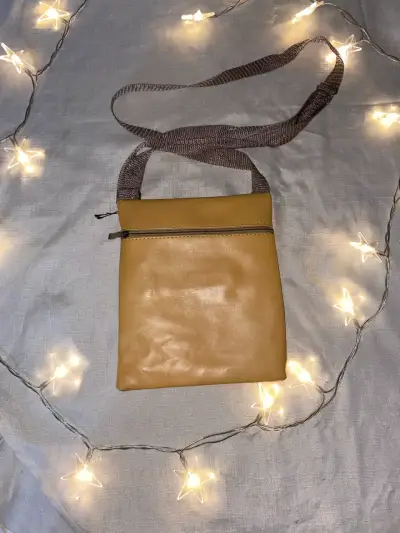 Bolso cruzado de cuero sintético beige - miniatura 3