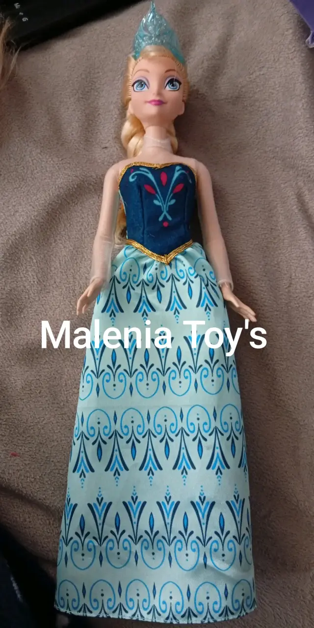 Muñeca de princesa con vestido azul