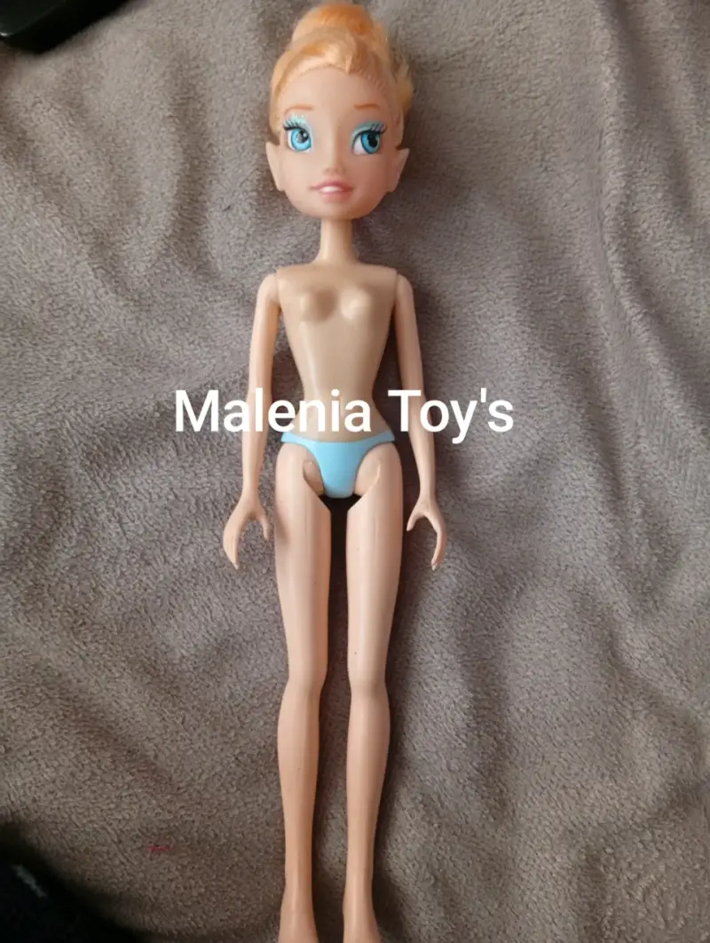 Muñeca articulada con cabello rubio