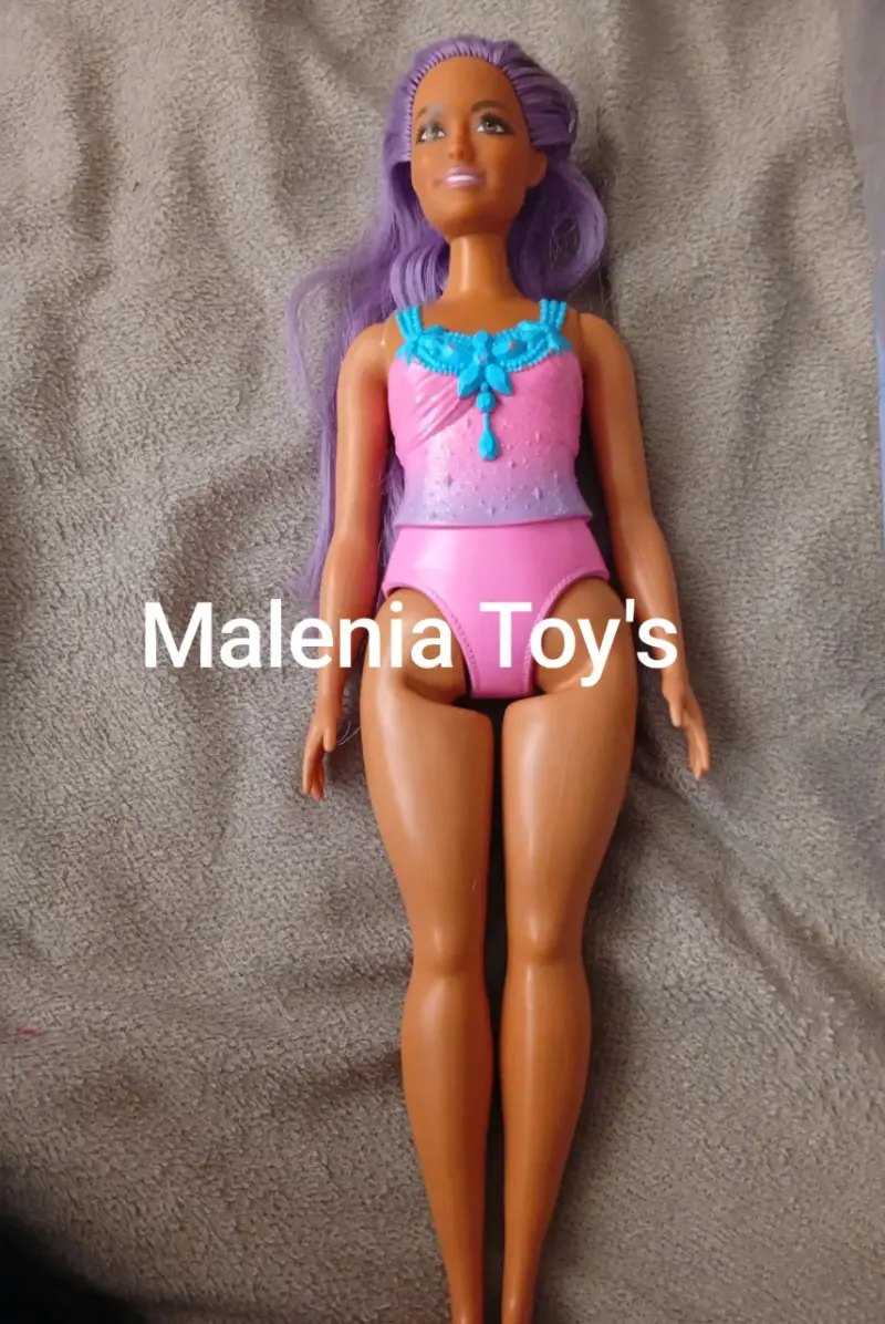Muñeca con cabello morado y traje rosa