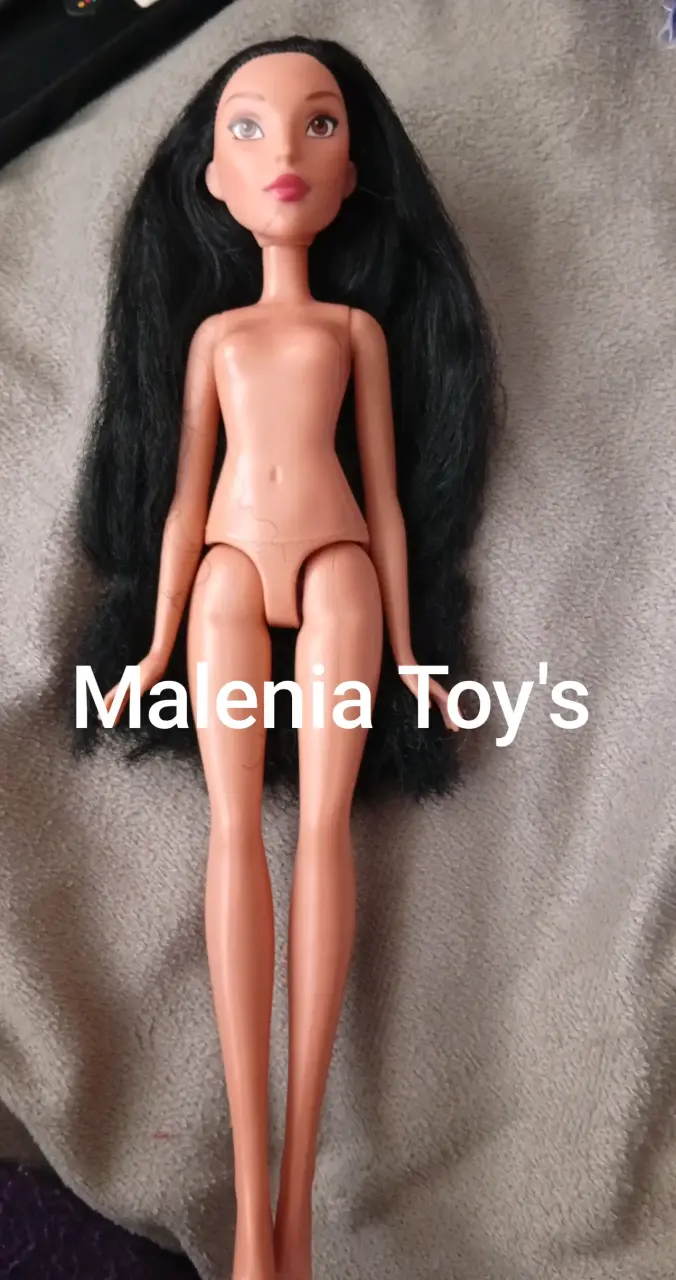 Muñeca articulada con cabello largo