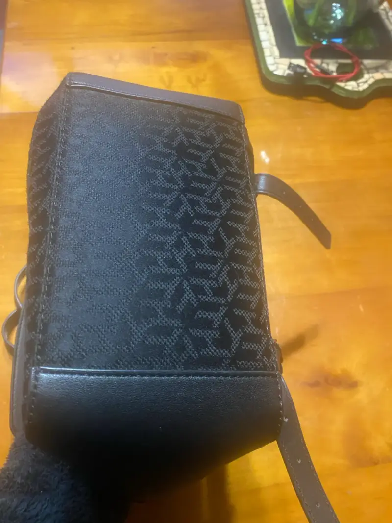 Cartera Tommy Hilfiger negra con diseño tricolor - 2