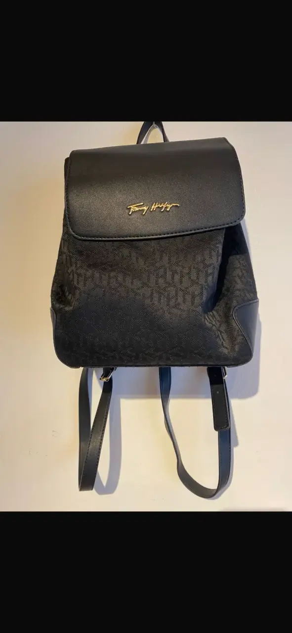 Cartera Tommy Hilfiger negra con diseño tricolor - 3