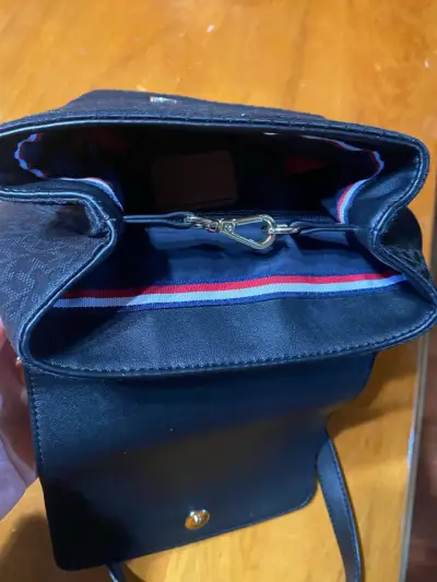 Cartera Tommy Hilfiger negra con diseño tricolor - miniatura 4