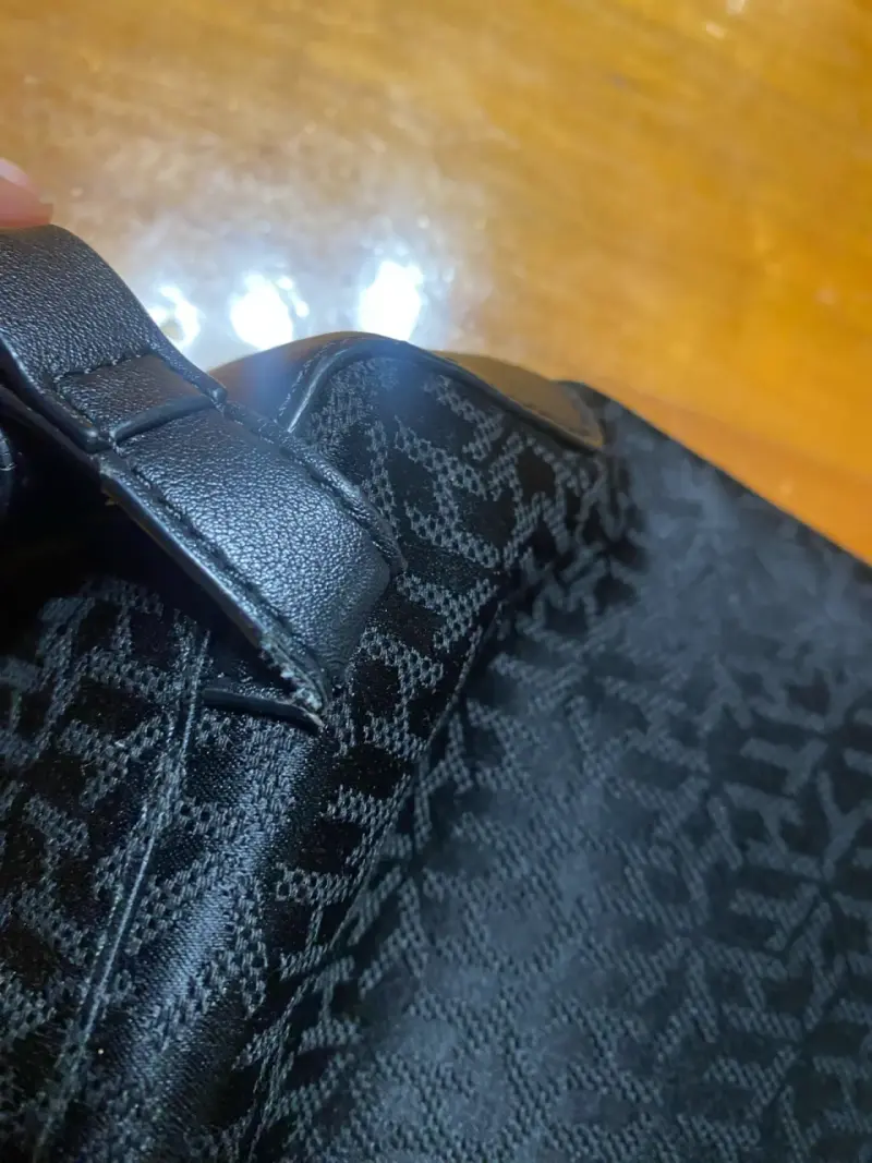 Cartera Tommy Hilfiger negra con diseño tricolor - 6