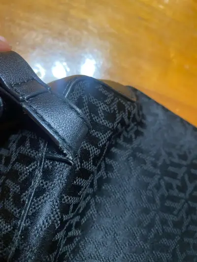 Cartera Tommy Hilfiger negra con diseño tricolor - miniatura 6