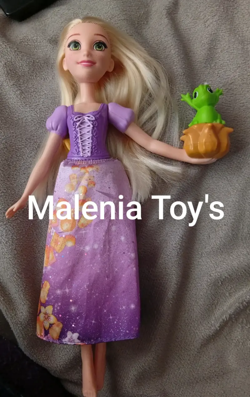Muñeca Rapunzel con vestido morado y figura de camaleón