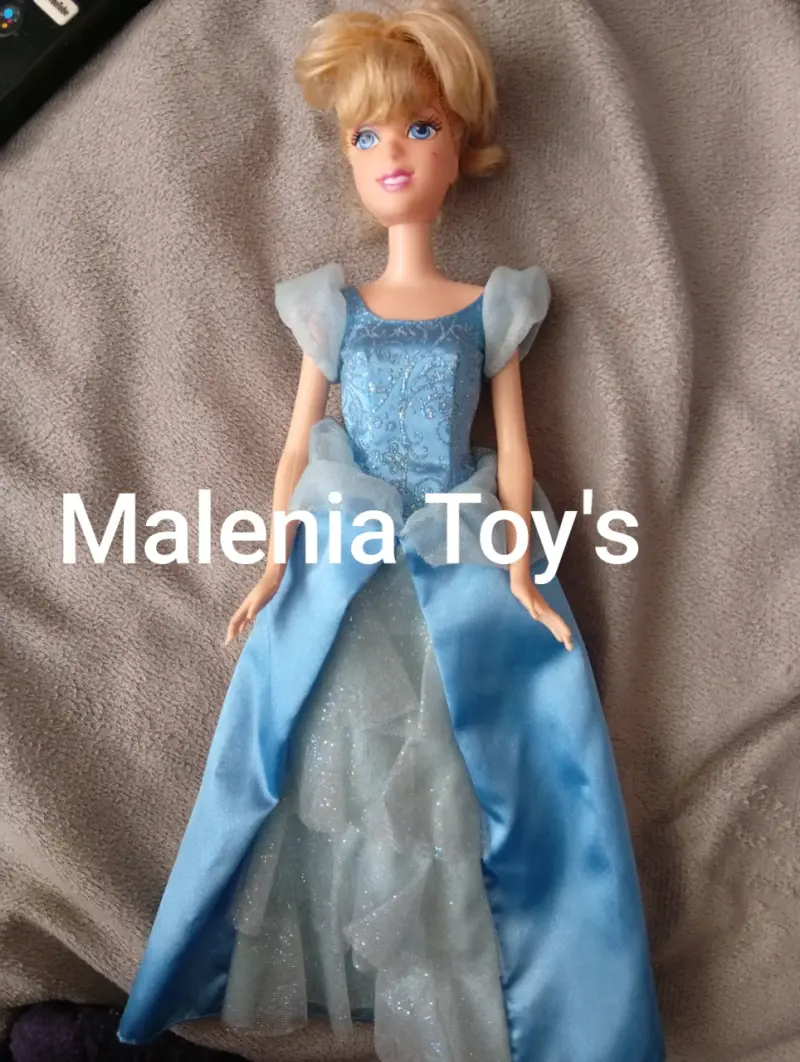 Muñeca de moda con vestido azul brillante