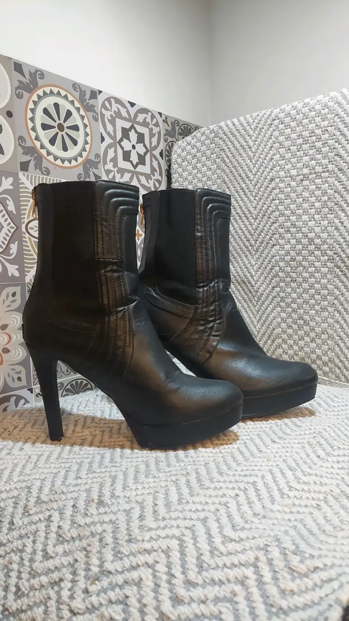 Botines de cuero negro con tacón alto